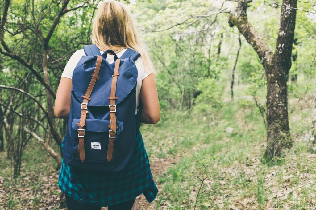 Massage dans la nature sur chaise lors d'une randonnée à pieds ou en vélo