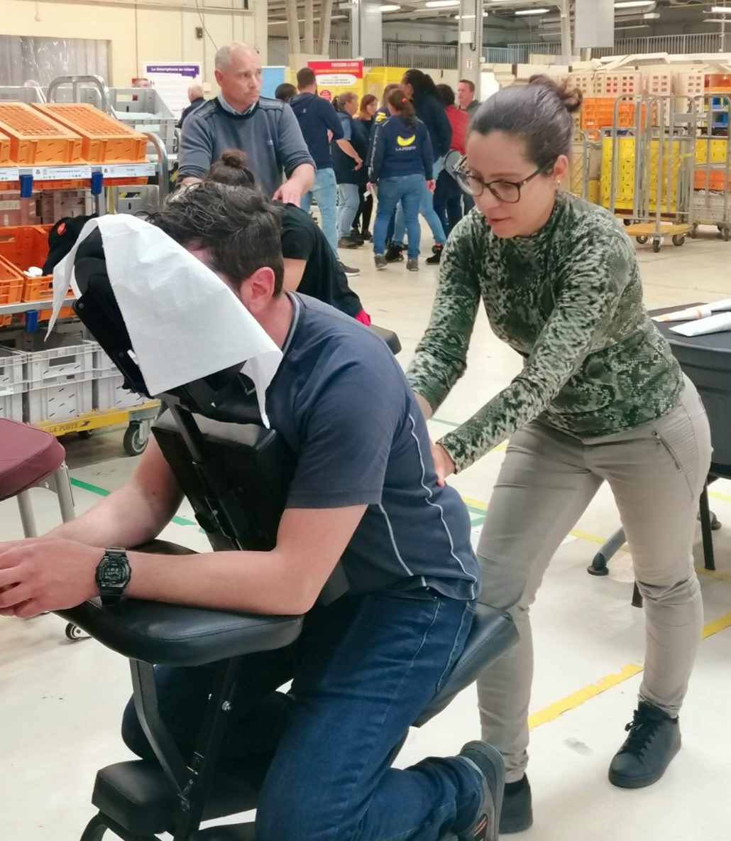 massage assis sur chaise en entreprise orleans région centre val de loire ile de france. qvt, événementiel, clubs de sport